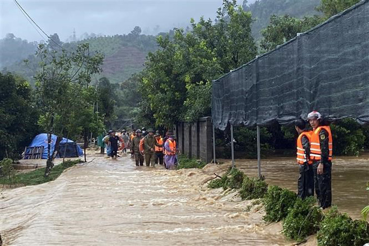 Mưa lũ khiến nhiều tuyến phố ở huyện Đạ Huoai bị ngập nặng - Ảnh: TTXVN