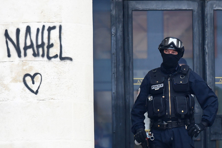 Một cảnh sát đứng gác bên ngoài một tòa nhà ở Nantes, Pháp, trong đợt biểu tình ngày 30-6 - Ảnh: AFP