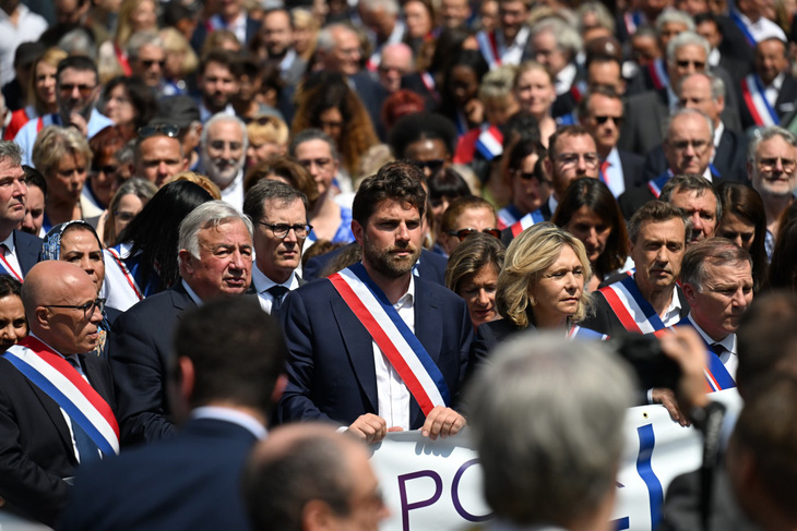 Các quan chức Pháp dẫn đầu tuần hành phản đối biểu tình bạo lực ở phía nam thủ đô Paris ngày 3-7 - Ảnh: AFP