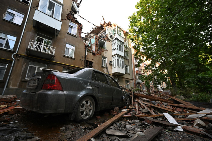 Một tòa nhà bị hư hại ở thành phố Sumy tại miền đông Ukraine ngày 3-7 - Ảnh: AFP