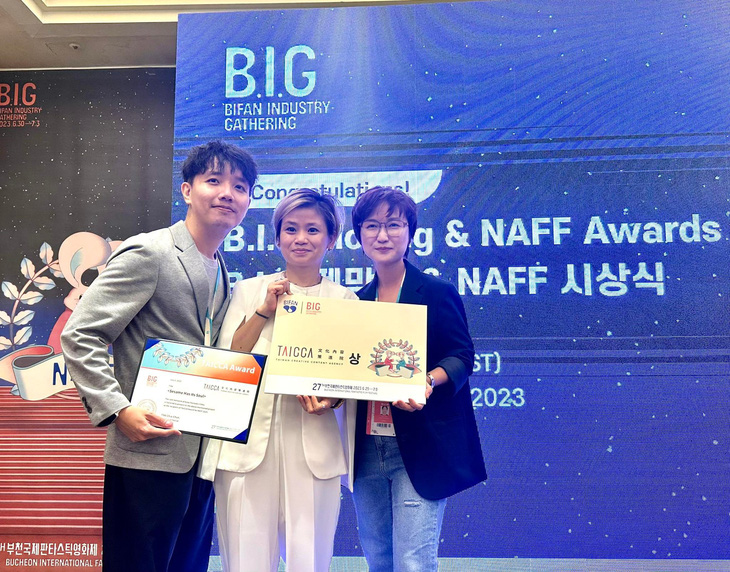 Đạo diễn Oscar Dương (bìa trái) chụp ảnh cùng bà Joyce Tang, giám đốc điều hành của TAICCA và nhà sản xuất Hằng Trịnh - Ảnh: NVCC
