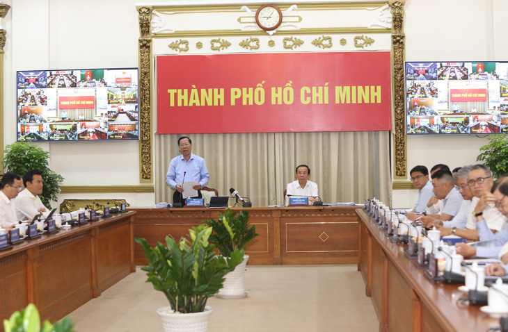 Chủ tịch UBND TP.HCM Phan Văn Mãi báo cáo tại điểm cầu TP.HCM sáng 4-7 - Ảnh: CẨM NƯƠNG 