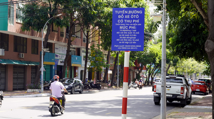 Thông báo tuyến đường có thu phí đậu xe ở đường Trương Văn Bang - Ảnh: Đ.H.