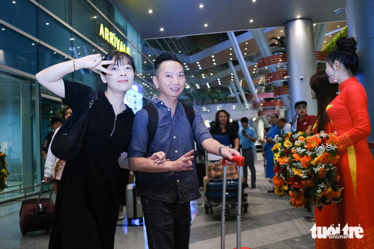 Du khách từ Quảng Châu hào hứng khi trở lại Đà Nẵng sau thời gian dài - Ảnh: TẤN LỰC