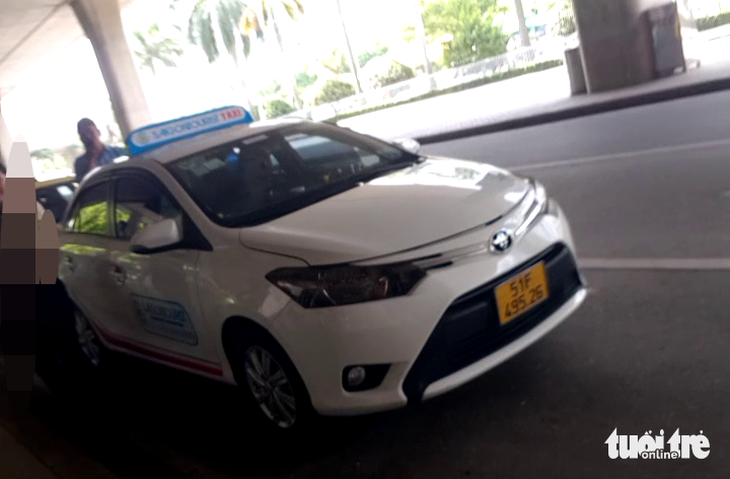 Chiếc taxi mà tài xế Minh đón khách tại ga quốc tế vào sáng 29-5 - Ảnh cắt từ video