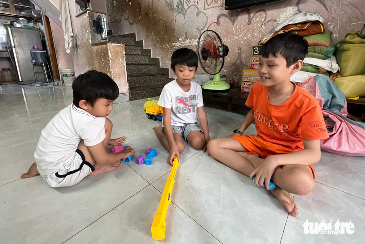 Mấy anh em vui vẻ chơi trò chơi trong căn nhà ở nhờ người cháu - Ảnh YẾN TRINH