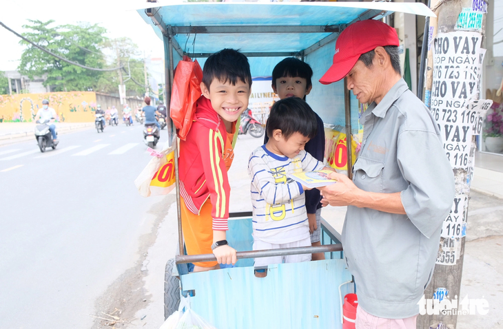 Mùa hè, ông Đáng phải đẩy cả ba con đi bán vé số vì ở nhà không có ai trông coi