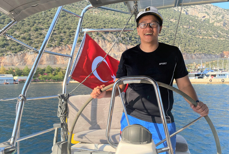 Anh Đỗ Bình Dương trên một du thuyền ở nước ngoài - Ảnh: NVCC
