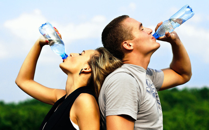 Theo các chuyên gia dinh dưỡng, việc bổ sung một lượng nhỏ muối vào nước uống có thể giúp tăng cường quá trình hydrat hóa, đặc biệt khi bạn tập thể dục cường độ mạnh hoặc sống ở vùng khí hậu nóng, nơi dễ bị mất nước và chất điện giải - Ảnh: spoonuniversity