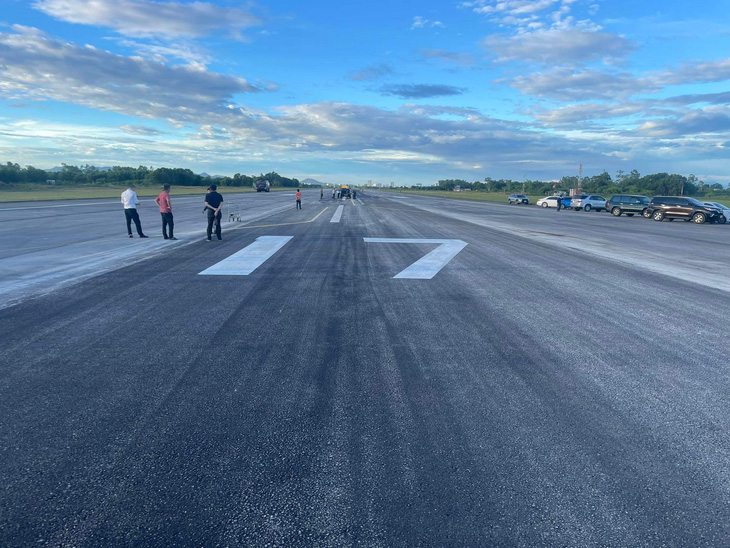 Đầu đường băng 17 sân bay Vinh đã sửa chữa xong vị trí bê tông nhựa bong tróc, đưa vào khai thác từ 7h sáng 4-7 - Ảnh: ACV
