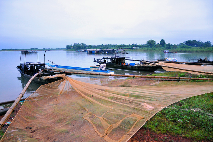 Khu bảo tồn thiên nhiên văn hóa Đồng Nai kiến nghị các sở ngành xử lý nghiêm việc khai thác thủy sản bằng ngư cụ trái phép. Trong ảnh: Ngư cụ đánh bắt thủy sản tại lòng hồ Trị An - Ảnh: A LỘC