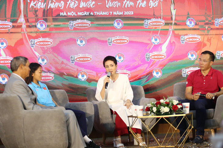 Cựu vận động viên wushu Nguyễn Thúy Hiền (áo trắng) cùng cựu xạ thủ Hoàng Xuân Vinh (áo đỏ) giao lưu với tuyển nữ Việt Nam - Ảnh: ĐỨC KHUÊ