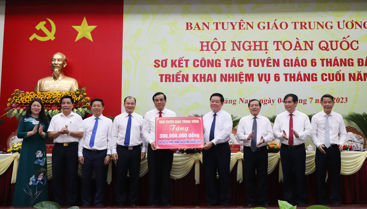 Ban Tuyên giáo Trung ương trao tặng 300 triệu đồng cho các hộ gia đình chính sách tỉnh Quảng Nam - Ảnh: LÊ TRUNG