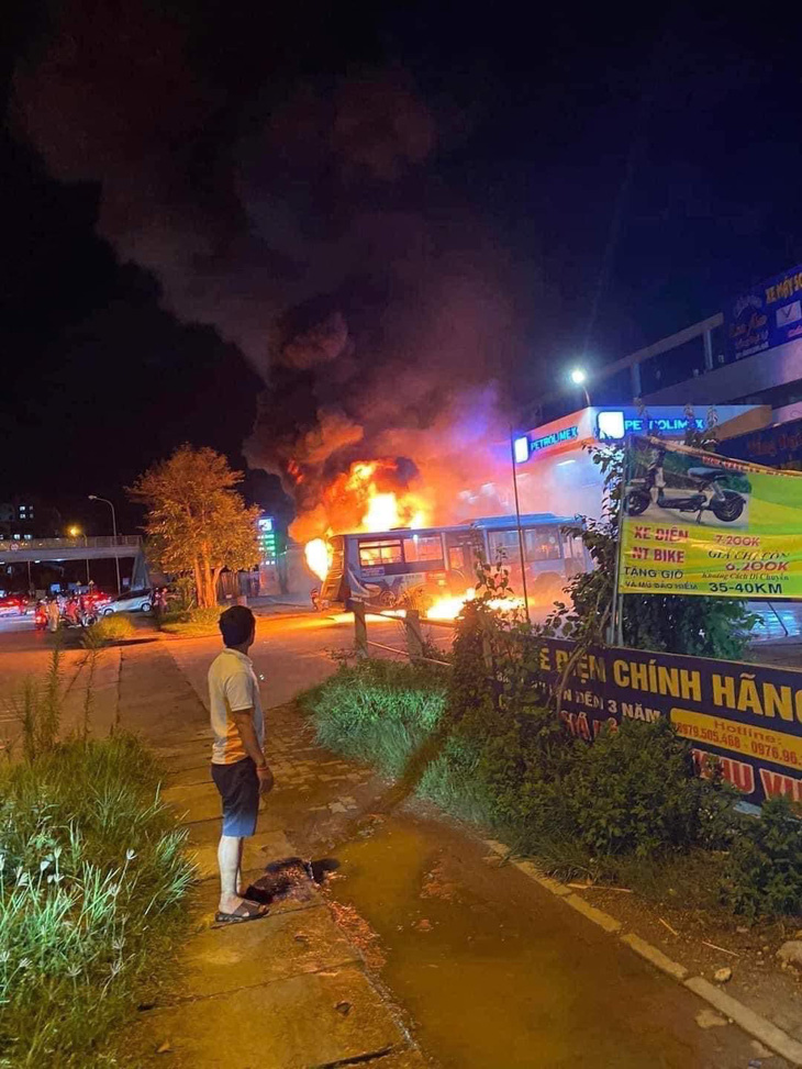 Xe buýt bốc cháy dữ dội tại cửa hàng xăng dầu Petrolimex số 41, huyện Đông Anh - Ảnh: MXH