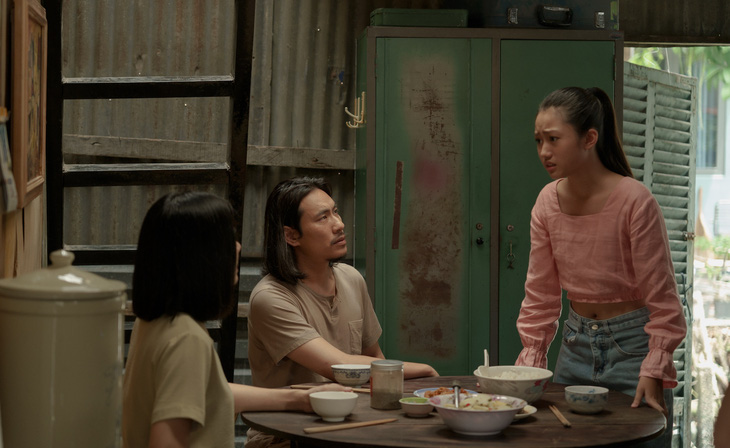 Nhân vật của Kiều Minh Tuấn, Vân Trang và Mai Cát Vi là một gia đình nghèo sống ở khu ổ chuột - Ảnh: ĐPCC