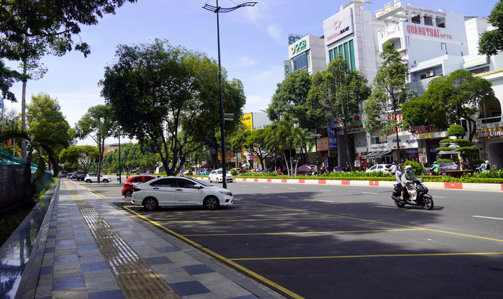 Lòng đường Lê Hồng Phong nơi có thu phí đậu xe cũng ít xe so với trước khi chưa thu - Ảnh: Đ.H.