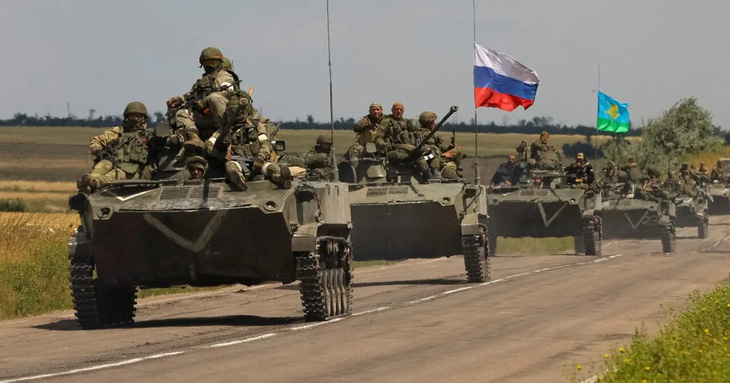 Một đoàn xe tăng Nga đang di chuyển ở vùng Zaporizhzhia hồi tháng 7-2022 - Ảnh: REUTERS