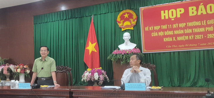 Ông Nguyễn Thành Đông thông tin những điểm đổi mới của kỳ họp thường kỳ giữa năm 2023 của HĐND TP Cần Thơ - Ảnh: CHÍ QUỐC