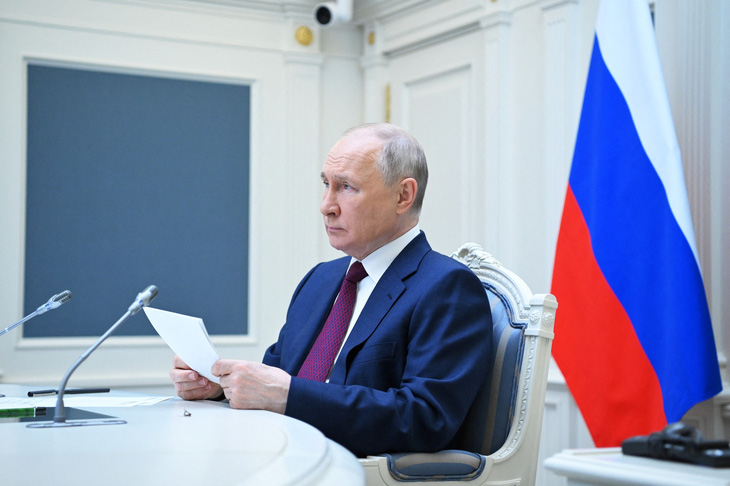 Tổng thống Nga Vladimir Putin tham dự cuộc họp lãnh đạo các nước Tổ chức Hợp tác Thượng Hải (SCO), diễn ra theo hình thức trực tuyến ngày 4-7 - Ảnh: REUTERS 