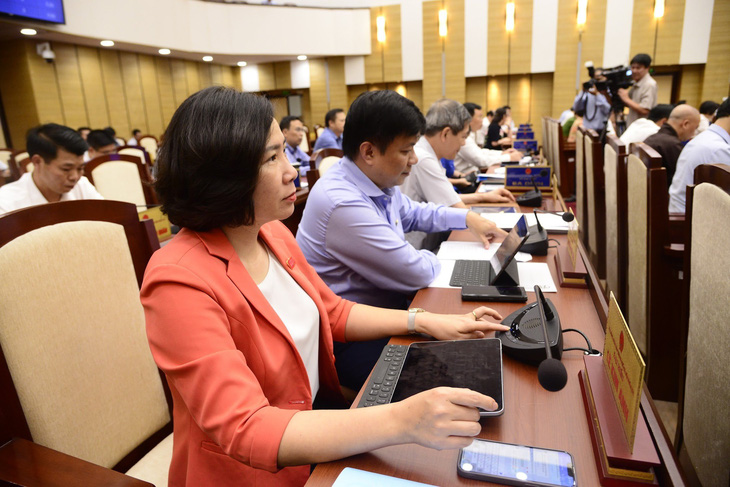 Các đại biểu HĐND TP Hà Nội bấm nút biểu quyết thông qua tên đường, phố tại thủ đô năm 2023 - Ảnh: HĐND TP 