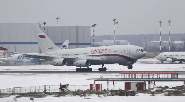 Một chiếc máy bay Ilyushin Il-96 hạ cánh xuống sân bay Vnukovo bên ngoài thủ đô Matxcơva, Nga - Ảnh: REUTERS