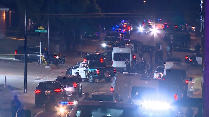 Cảnh sát có mặt tại hiện trường vụ xả súng ở Fort Worth, Texas, ngày 3-7 - Ảnh: CNN