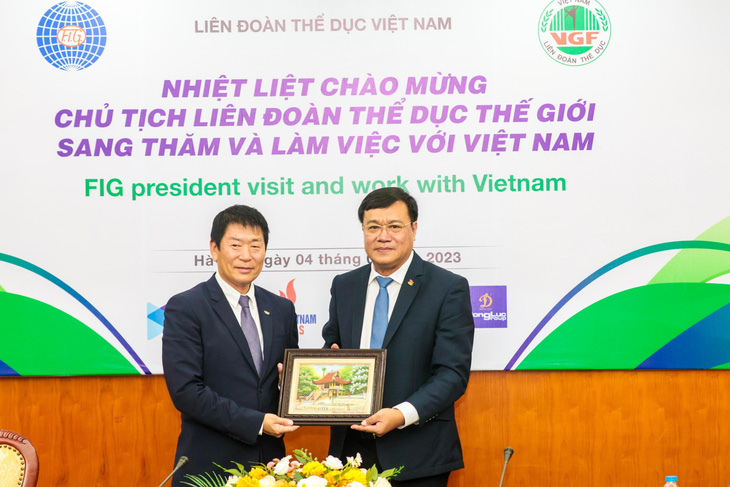 Chủ tịch FIG Wantanabe (trái) làm việc cùng Cục trưởng Cục Thể dục thể thao Việt Nam Đặng Hà Việt - Ảnh: QUÍ LƯỢNG