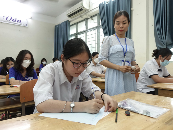 Thí sinh dự thi môn tiếng Anh tại điểm thi Trường THPT Nguyễn Du, quận 10, TP.HCM - Ảnh: NHƯ HÙNG