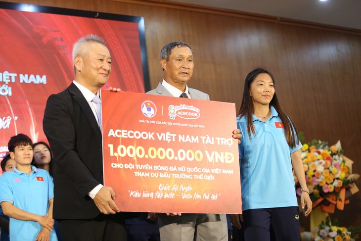 Đội tuyển nữ Việt Nam nhận được thêm 1 tỉ đồng trước khi lên đường dự World Cup bóng đá nữ 2023 - Ảnh: ĐỨC KHUÊ
