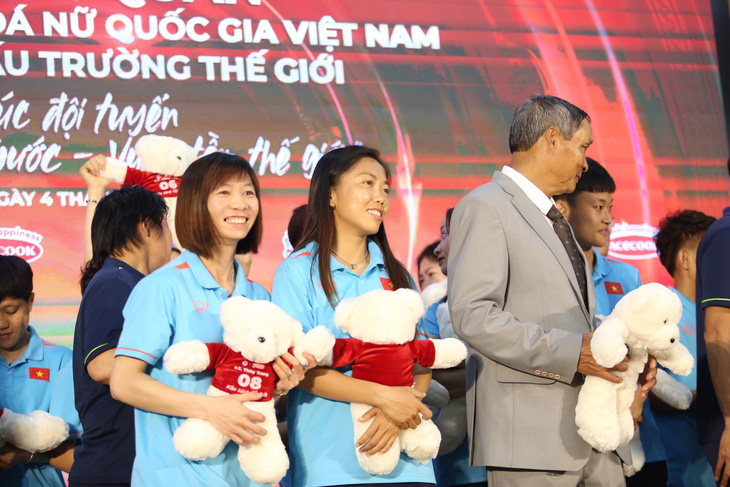 Các cô gái tuyển Việt Nam nhận được những chú gấu bông có khắc tên mình trên đó - Ảnh: ĐỨC KHUÊ