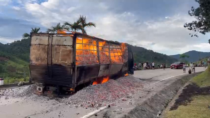Xe tải chở than bốc cháy dữ dội trên đường Hồ Chí Minh qua địa phận huyện Phước Sơn - Ảnh: TRỌNG Ý