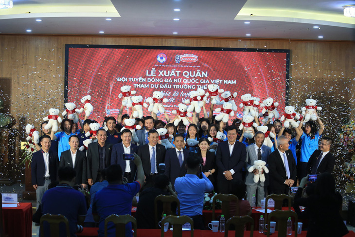 Các thành viên tuyển nữ Việt Nam dự World Cup chụp ảnh cùng các lãnh đạo - Ảnh: ĐỨC KHUÊ