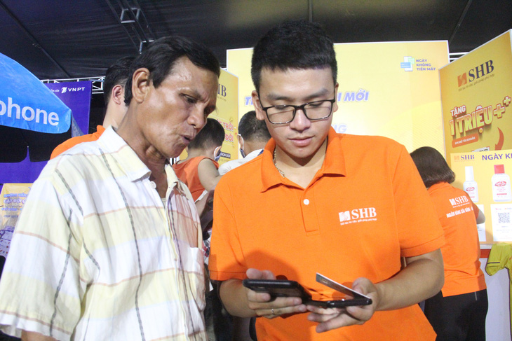 Người dân Đà Nẵng tham gia một sự kiện thanh toán không tiền mặt do báo Tuổi Trẻ tổ chức tại TP Đà Nẵng - Ảnh: TRƯỜNG TRUNG