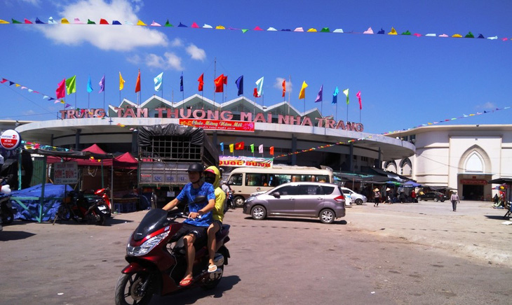 Chợ Đầm tròn Nha Trang (Khánh Hòa) khi tiểu thương chưa bị cưỡng chế ngừng kinh doanh để chuyển vào chợ Đầm mới xây dựng ở phía sau - Ảnh: PHAN SÔNG NGÂN