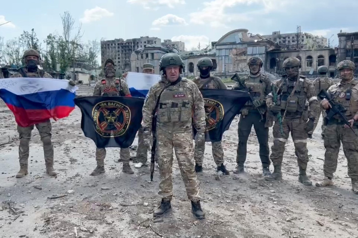 Ông trùm Yevgeny Prigozhin và lực lượng đánh thuê Wagner trên chiến trường ở Bakhmut, miền đông Ukraine, vào tháng 5-2023 - Ảnh: AFP