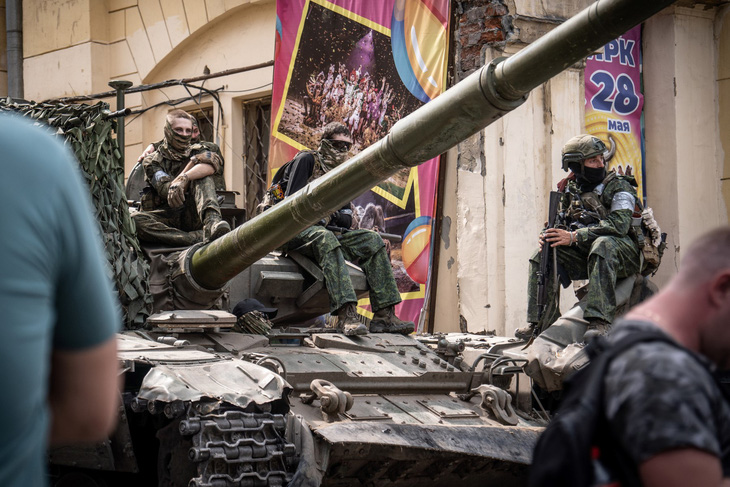 Các binh lính của Wagner ngồi trên xe tăng tại thành phố Rostov của Nga trong cuộc binh biến ngày 24-6 - Ảnh: AFP