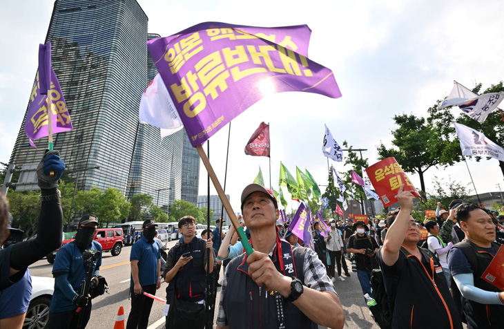 Người dân Seoul, Hàn Quốc xuống đường phản đối kế hoạch xả nước nhiễm xạ ra biển của Nhật Bản ngày 5-7 - Ảnh: AFP