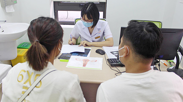 Bác sĩ Bệnh viện Nam học và Hiếm muộn Hà Nội thăm khám cho bệnh nhân - Ảnh: D.LIỄU