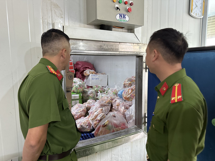 Công an kiểm tra kho lạnh của quán ở Đà Lạt, phát hiện nhiều thực phẩm đông lạnh không rõ nguồn gốc - Ảnh: Công an cung cấp