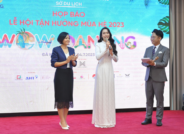 Hoa hậu Ban Mai trả lời MC và báo giới về vai trò của mình tại lễ hội