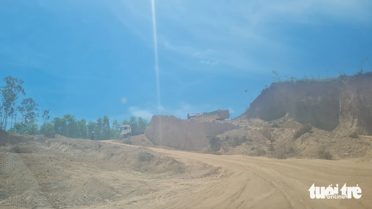 Xe khai thác đất trái phép tại một quả đồi thuộc phường Hoài Thanh Tây, thị xã Hoài Nhơn - Ảnh: LÂM THIÊN