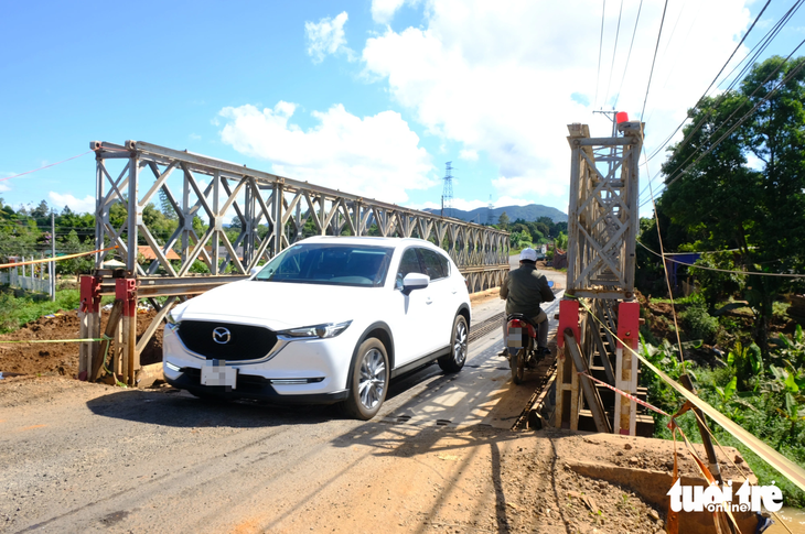 Cầu tạm qua điểm thi công cầu Linh Nham (xã K'Dang, huyện Đak Đoa, tỉnh Gia Lai) trên quốc lộ 19 - Ảnh: ĐÌNH CƯƠNG