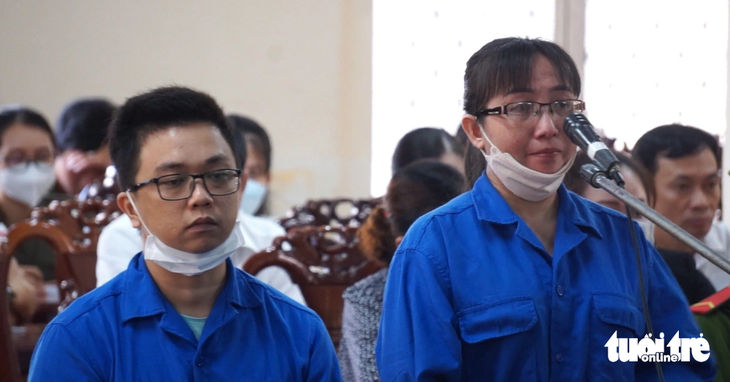 Trong nhóm 7 bị cáo bị đưa ra xét xử, chỉ có bị cáo My (phải) và An bị bắt giam - Ảnh: MINH KHANG
