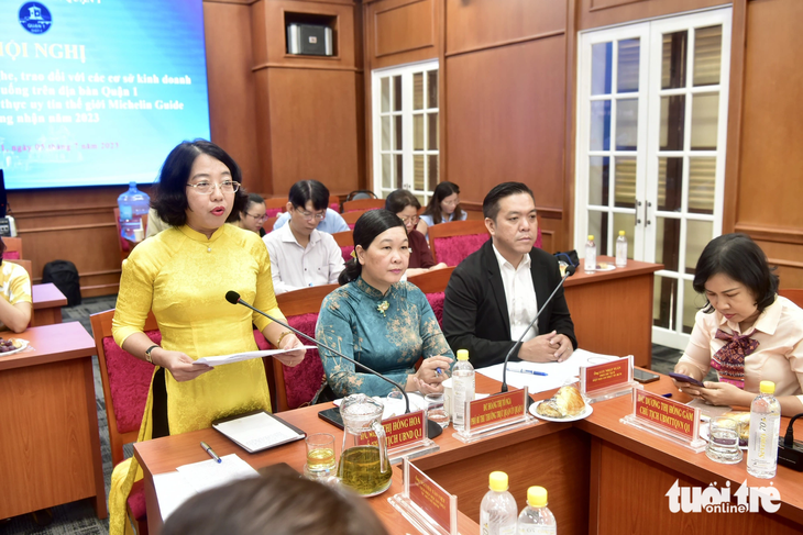 Bà Mai Thị Hồng Hoa - phó chủ tịch UBND quận 1 - giải đáp thắc mắc của đại diện các nhà hàng, quán ăn - Ảnh: T.T.D.