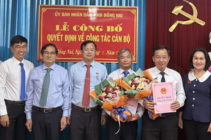 Ông Lê Quang Trung (thứ hai từ phải sang) nhận quyết định bổ nhiệm làm giám đốc Sở Y tế Đồng Nai - Ảnh: THANH TÚ