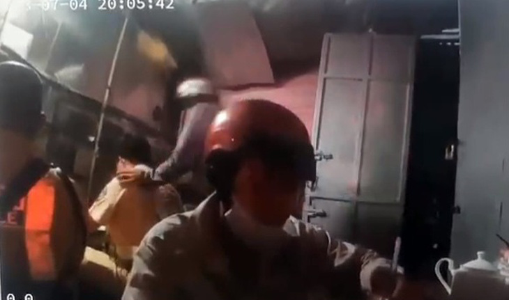 Camera ghi lại hình ảnh người vi phạm dùng dao đâm cảnh sát giao thông