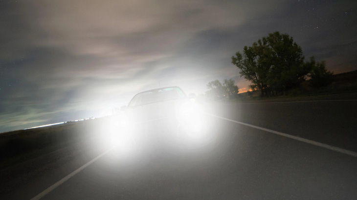 Đèn pha ô tô có thể gây nguy hiểm cho người đối diện - Ảnh: Lifehacker