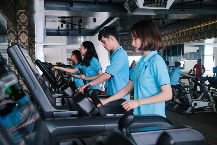 Sinh viên tập thể thao tại phòng gym HUIT để tăng cường sức khỏe