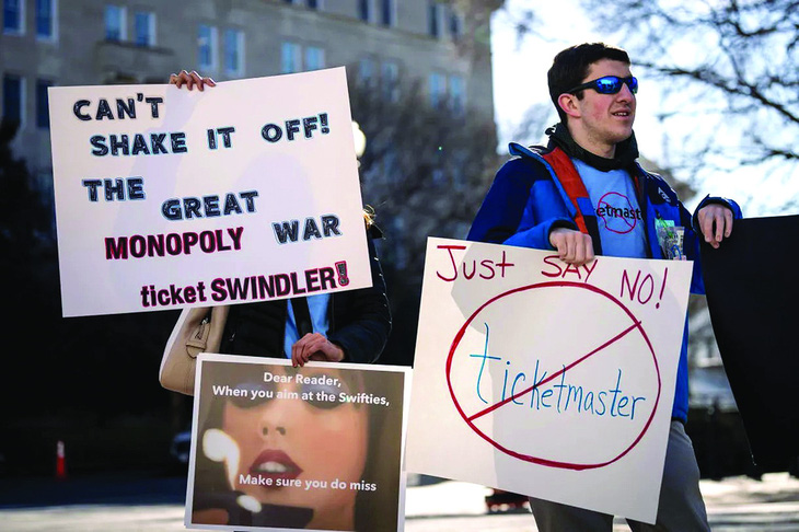 Biểu tình phản đối Live Nation Entertainment và Ticketmaster bên ngoài tòa nhà Quốc hội Hoa Kỳ ngày 24-1-2023. Ảnh: Drew Angerer/Getty Images