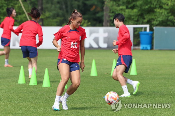 Casey Phair, 16 tuổi, trở thành cầu thủ Hàn kiều đầu tiên khoác áo tuyển Hàn Quốc dự World Cup nữ - Ảnh: YONHAP